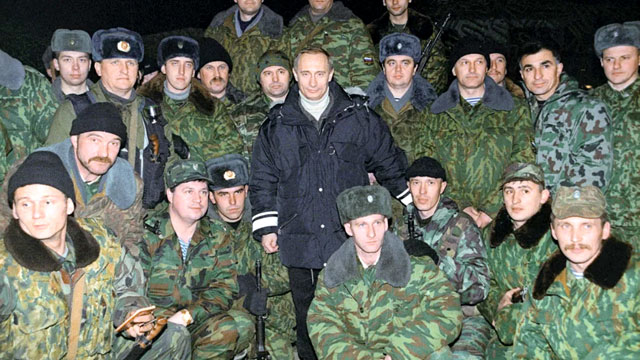 И. о. президента РФ Владимир Путин (в центре) с российскими военными во время его пребывания в Чечне в декабре 1999 года.