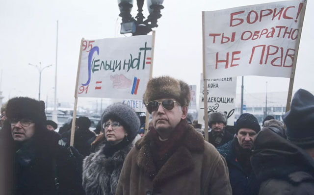 1. Акция протеста российских ученых у Центрального парка культуры и отдыха имени М. Горького, 1996 год. Митингующие требовали погашения задолженности по зарплате, выступали против отмены индексации зарплат бюджетникам и снижения расходов на науку.© РИА Новости