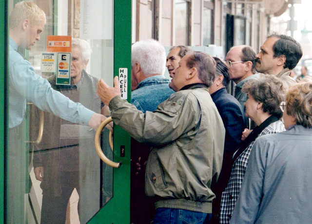 3. Люди у дверей коммерческого банка в Москве, 1998 год© AP Photo