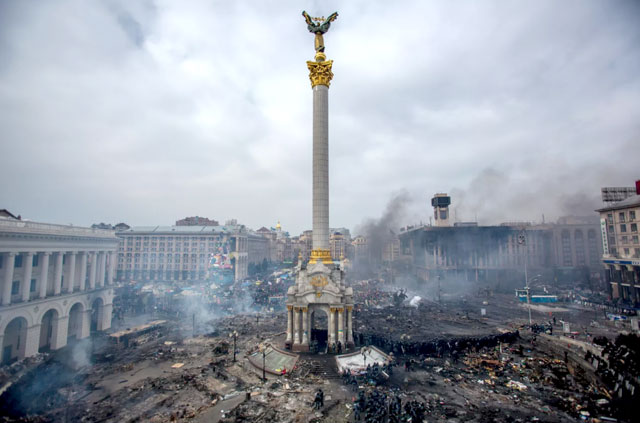 Дым от пожаров и сторонники оппозиции на площади Независимости в Киеве, где начались столкновения митингующих и сотрудников милиции.