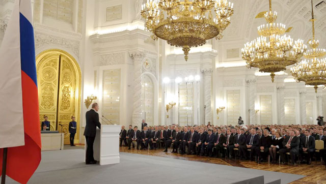 Восемнадцатое марта 2014 года. Президент России Владимир Путин (слева) во время выступления перед депутатами Государственной думы, членами Совета Федерации, руководителями регионов России и представителями гражданского общества в связи с обращением Республики Крым и города Севастополя о приеме в состав Российской Федерации.