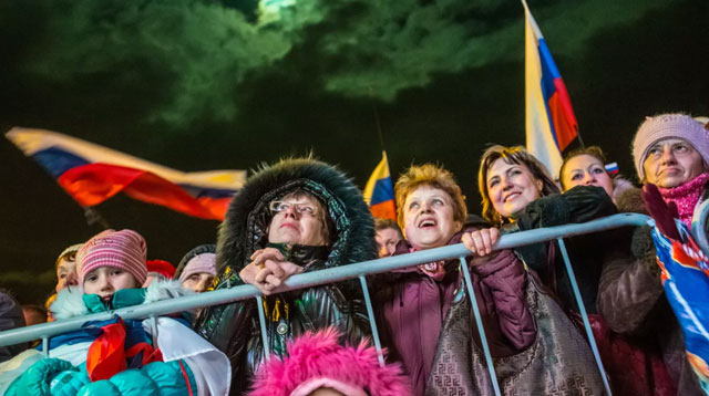 Жители Симферополя на концерте "Крым — Весна", который проходит на площади Ленина в центре города, в день голосования на референдуме о статусе Крыма. 2014 год.