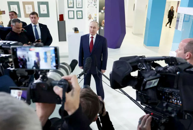 Президент РФ Владимир Путин выступает перед журналистами в образовательном центре "Сириус" после телефонного разговора с президентом США Дональдом Трампом