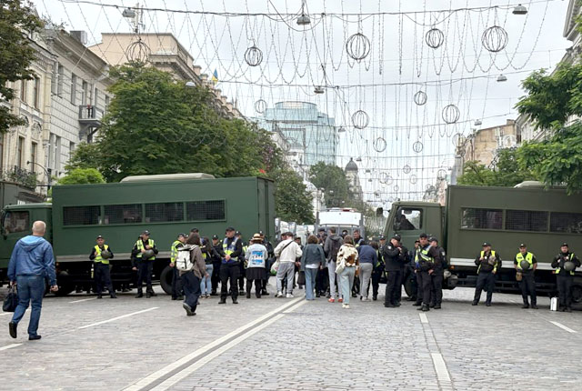 «Воюем за всех»: гомосеки оттоптались в центре Киева