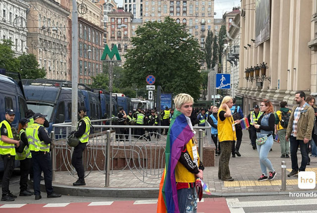 «Воюем за всех»: гомосеки оттоптались в центре Киева