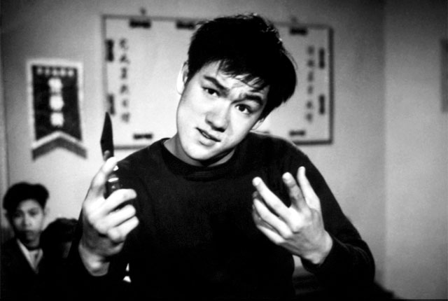 В начале 1940-х семья вернулась в Гонконг. Там прошли первые 18 лет жизни Ли. В юности артист занимался танцами и даже занял первое место в местном конкурсе по ча-ча-ча