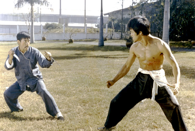 В кино Брюс Ли дебютировал ещё в трёхмесячном возрасте. К 18 годам его фильмография насчитывала более 15 картин / Кадр из фильма «Большой босс»