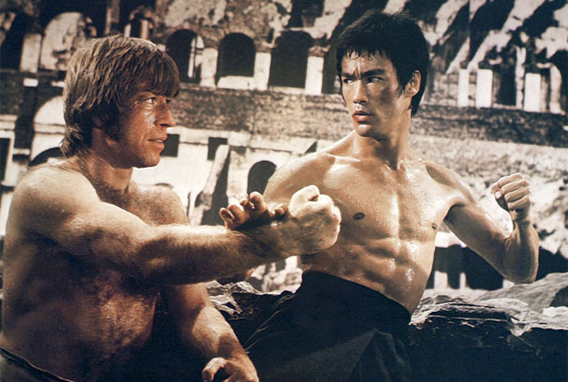 В 1959 году Брюс Ли всего с сотней долларов в кармане отправился в США. Страсть к боевым искусствам вдохновила его на изучение философии, и вскоре он поступил на философский факультет Вашингтонского университета в Сиэтле / Кадр из фильма «Путь дракона»