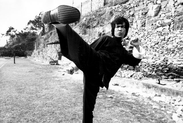 В те годы Брюс Ли подрабатывал, давая уроки кунг-фу. Со временем он открыл собственную школу боевых искусств и разработал свой метод ведения боя