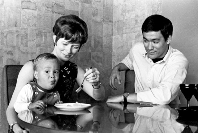 На одном из занятий Брюс Ли познакомился со своей будущей супругой — Линдой Эмери. У них родились двое детей — дочь Шеннон и сын Брэндон. Оба стали актёрами. Брэндон также занимался боевыми искусствами и трагически погиб во время съёмок фильма «Ворон»