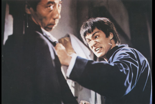 Брюс мечтал о главных ролях, предлагал американским продюсерам свои сценарии фильмов, но их отвергали. В 1964-м после показательного выступления на международном турнире по карате Ли пригласили на кинопробы в Голливуд