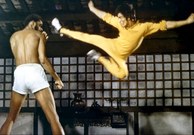 В фильме «Путь дракона» (1972) Брюс Ли стал сценаристом, режиссёром, исполнителем главной роли и постановщиком боёв. Работу над фильмом «Игра смерти» он начал во время съёмок «Выхода Дракона», но не успел её завершить. Фильм вышел в 1978-м, Ли снялся в ряде блоков, их хронометраж составил 30 минут / Кадр из фильма «Игра смерти»