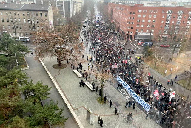 В 90 городах Германии немецкие школьники и студенты вышли на массовый протест против возвращения обязательной службы в армии