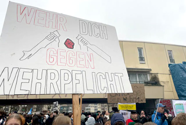 В 90 городах Германии немецкие школьники и студенты вышли на массовый протест против возвращения обязательной службы в армии