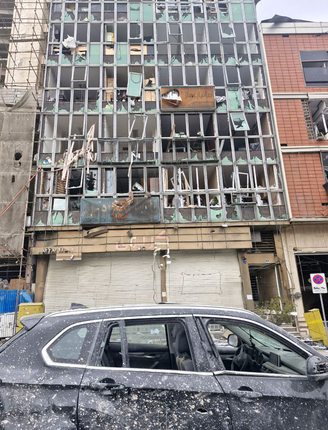 Разбитые окна в зданиях, поврежденные авто и мопеды