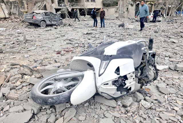 Разбитые окна в зданиях, поврежденные авто и мопеды