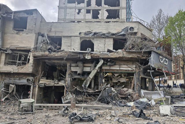 Разбитые окна в зданиях, поврежденные авто и мопеды