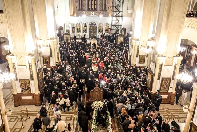 Нескончаемый поток людей, свечи, цветы и молчание