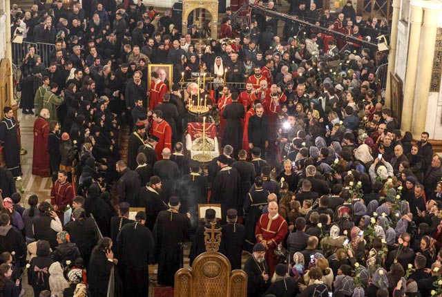 Нескончаемый поток людей, свечи, цветы и молчание