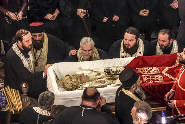 Нескончаемый поток людей, свечи, цветы и молчание