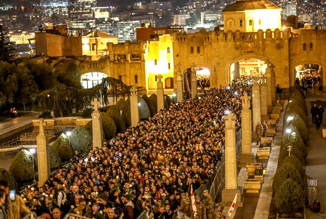 Нескончаемый поток людей, свечи, цветы и молчание