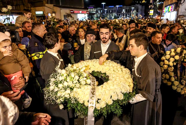 Нескончаемый поток людей, свечи, цветы и молчание