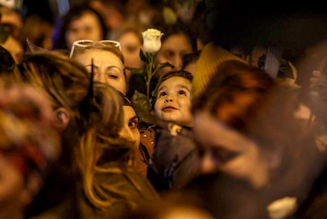 Нескончаемый поток людей, свечи, цветы и молчание