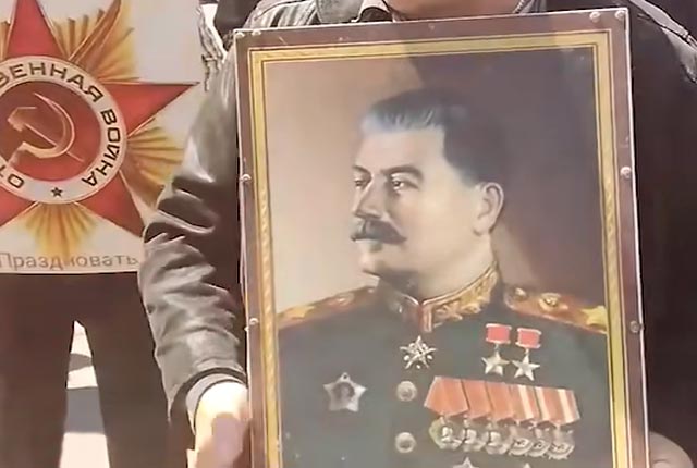 В родном городе Сталина в Грузии тысячи жителей вышли на митинг и шествие в честь Победы