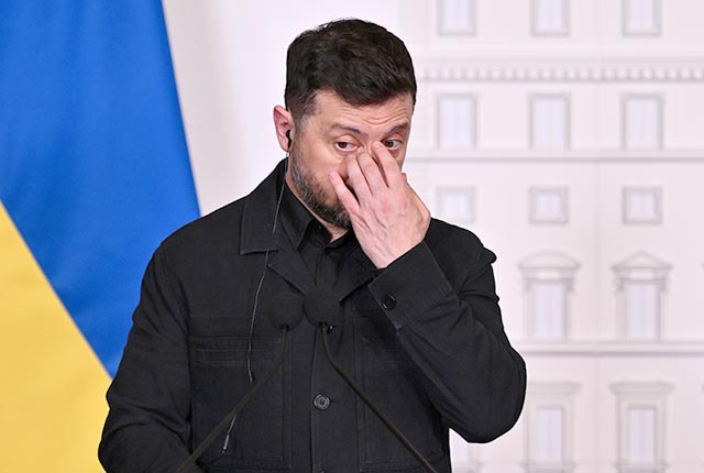 «Зеленский — он же верхушка сообщества. Они все сильно связаны. Тот же Ермак, Шуфрич, Миндич, еще какие-то люди в тени. Это как воровское сообщество, которое рождается из подростковой банды, потом они двигаются вместе, и никогда не появляется один абсолютный, единоличный лидер»