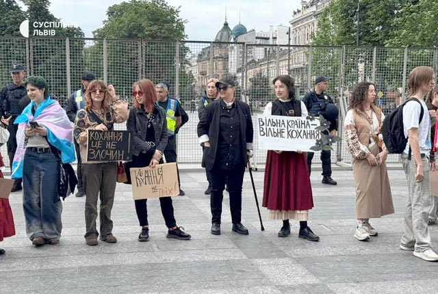 В центре Львова, напротив Оперного театра, началась акция в поддержку ЛГБТ