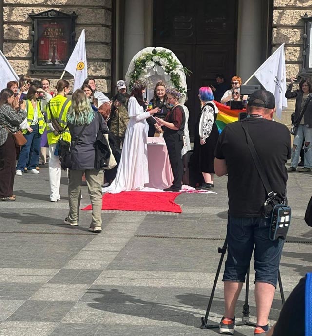 В центре Львова, напротив Оперного театра, началась акция в поддержку ЛГБТ