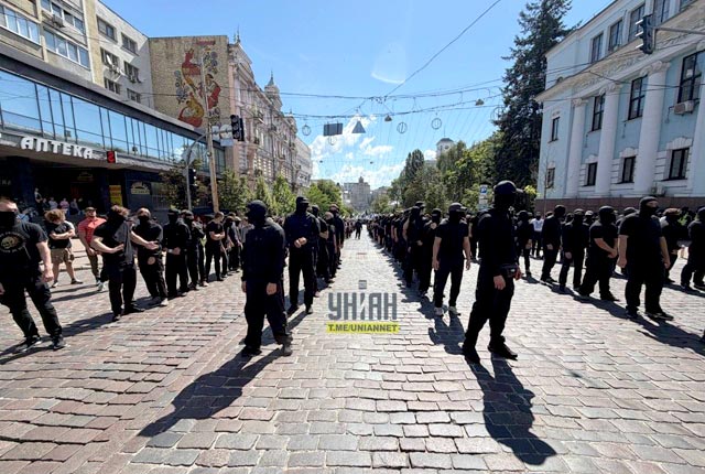 Фото и видео с маршей в Киеве в защиту прав ЛГБТ и их противников