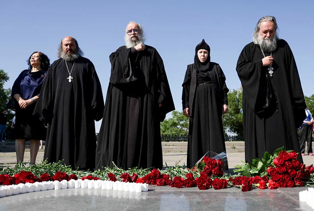 Возложение цветов к монументу "Мать Армения" в Ереване в День памяти и скорби