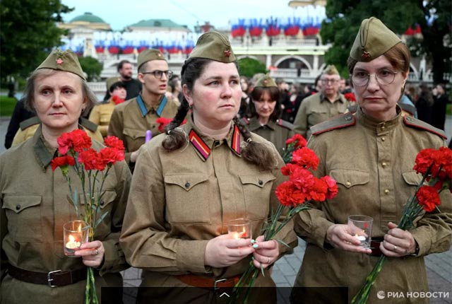 В Александровском саду прошла акция "Вахта памяти. Вечный огонь". В 04:00 прозвучала документальная запись сообщения советского диктора Юрия Левитана — объявление о начале Великой Отечественной войны.