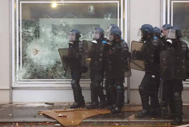 В Европе ночью продолжались массовые акции против роста стоимости жизни