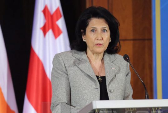 უკრაინელებო, ამ ჩვენს პრეზიდენტსა და ნაპრეზიდენტალს სიამოვნებით გაჩუქებთ და… აბა, თქვენ იცით!