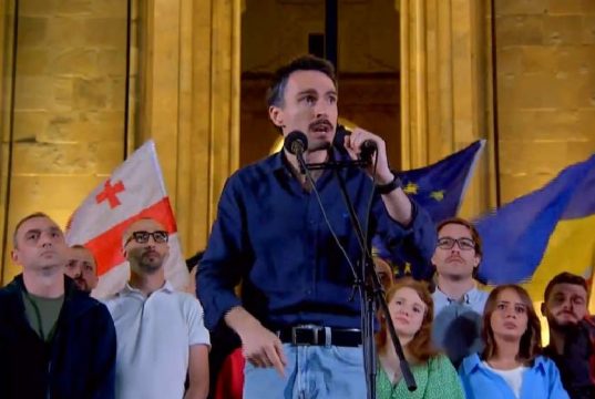 „სირცხვილიას“ აქტივისტმა შოთა დიღმელაშვილმა აქციაზე შეკრებილებს სამოქმედო გეგმა გააცნო