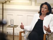 პრეზიდენტი – საგარეო საქმეთა მინისტრს შევთავაზე, რადგან მის გარდა არავინ აღარ მესაუბრება, რომ ყველა დედაქალაქში ჩავიდეთ, პასუხი არ მიმიღია – გაუგებარია, საით მივდივართ, რუსეთს ვუფრთხილდებით, როგორც არასოდეს: „ვაიმე, რამე არ ვთქვათ“, „ვაიმე, არ ვაწყენინოთ“