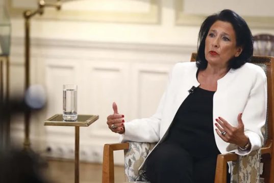 პრეზიდენტი – საგარეო საქმეთა მინისტრს შევთავაზე, რადგან მის გარდა არავინ აღარ მესაუბრება, რომ ყველა დედაქალაქში ჩავიდეთ, პასუხი არ მიმიღია – გაუგებარია, საით მივდივართ, რუსეთს ვუფრთხილდებით, როგორც არასოდეს: „ვაიმე, რამე არ ვთქვათ“, „ვაიმე, არ ვაწყენინოთ“