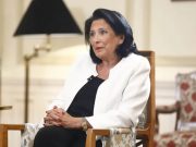 პრეზიდენტი – არ შეიძლება, ჩვენ ვიყოთ მსოფლიოში ერთადერთი ქვეყანა, რომელიც ამ ტონით ეკამათება ხან ევროპარლამენტს, ხან ამერიკის ელჩს, ხან სხვა ელჩებს – არ მინახავს, პრემიერი წერდეს კომისიის თავმჯდომარეს, რომ გაემიჯნოს ევროპარლამენტს