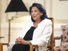 პრეზიდენტი – არ შეიძლება, ჩვენ ვიყოთ მსოფლიოში ერთადერთი ქვეყანა, რომელიც ამ ტონით ეკამათება ხან ევროპარლამენტს, ხან ამერიკის ელჩს, ხან სხვა ელჩებს – არ მინახავს, პრემიერი წერდეს კომისიის თავმჯდომარეს, რომ გაემიჯნოს ევროპარლამენტს