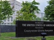 აშშ-ის საელჩო ამერიკის მოქალაქეებს უკრაინის სასწრაფოდ დატოვებისკენ მოუწოდებს