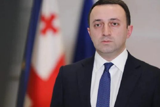 პრემიერი ევროკომისიას მოუწოდებს, მკაფიო პოზიცია გამოხატოს ევროპარლამენტის რეზოლუციაში გამოთქმულ „უსაფუძვლო ბრალდებებზე“ და გაემიჯნოს კომისიის შეფასებით დოკუმენტში დეოლიგარქიზაციის შესახებ ჩანაწერის პერსონიფიკაციას