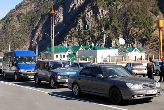 რუსეთის უსაფრთხოების ფედერალურმა სამსახურმა საქართველოს საზღვართან შექმნილი საცობები ზაფხულში მანქანების დიდი ნაკადით ახსნა