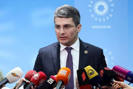 მამუკა მდინარაძე „მთავარი არხის“ ჟურნალისტს – თქვენ ირაკლი კობახიძეს მიაყენეთ უბინძურესი შეურაცხყოფა, ასე ადამიანს არანაირი ფორმით არ უნდა ელაპარაკო