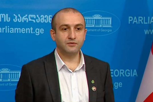 იაგო ხვიჩია – უმჯობესია, ოპოზიციამ ილაპარაკო ტრიბუნიდან, ვიდრე კოლეგები ლანძღო, ოთახში ჩაიკეტო და ილაპარაკო გეგმებზე, რაც შენ გარდა, არავის აინტერესებს