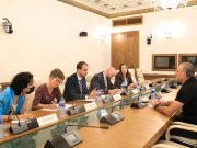 ევროკავშირისა და აშშ-ის საელჩოს წარმომადგენლები საპარლამენტო პოლიტიკურ ჯგუფებს შეხვდნენ