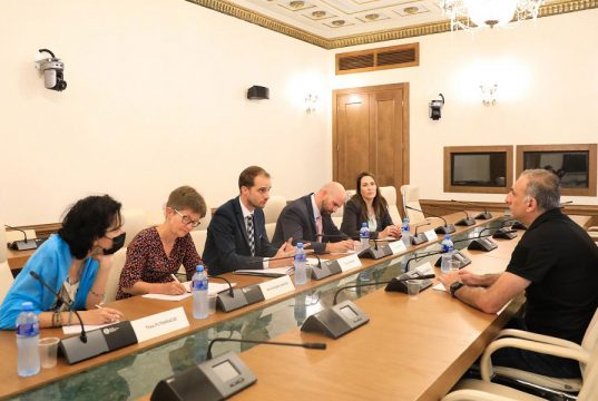 ევროკავშირისა და აშშ-ის საელჩოს წარმომადგენლები საპარლამენტო პოლიტიკურ ჯგუფებს შეხვდნენ