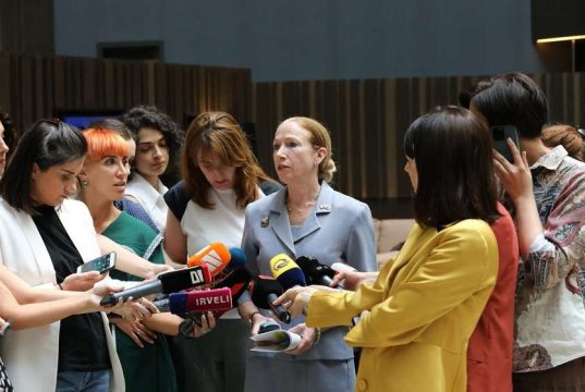 კელი დეგნანი: აშშ წლებია, მუშაობს საქართველოსთან სასამართლო რეფორმაზე, ბოლო ათწლეულის განმავლობაში არის მნიშვნელოვანი პროგრესი, ჩვენ ვნახეთ ზოგიერთი კარგი რეფორმის ძალისხმევა