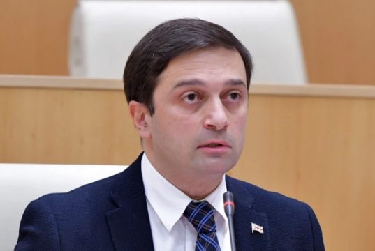 ლევან იოსელიანი – არ შეიძლება ორ სკამზე ჯდომა, თან პრივილეგიით სარგებლობდე, თან პარლამენტის ლეგიტიმაციას კითხვის ქვეშ აყენებდე მაშინ, როცა ხელფასსაც იღებ, მანქანაც გემსახურება